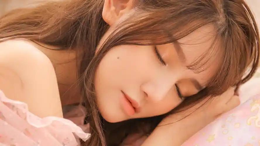 粉嫩纱裙美女迷人风情诱惑居家私房写真