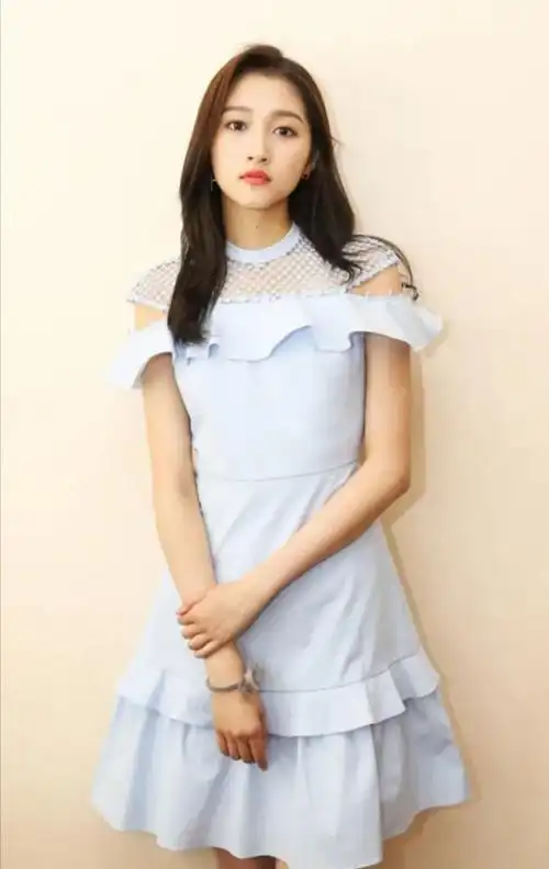 90后小花旦关晓彤写真:清新甜美,时尚靓丽!