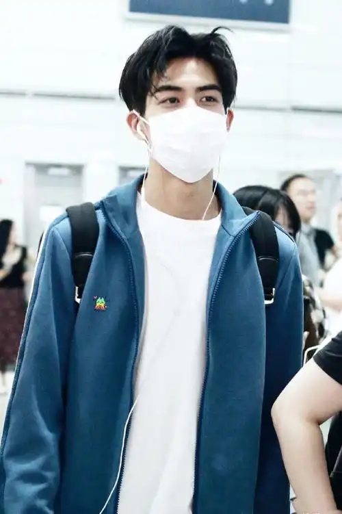 轮廓分明,深邃眼眸,显不羁率性,话说宋威龙戴口罩太杀我了#明星时尚