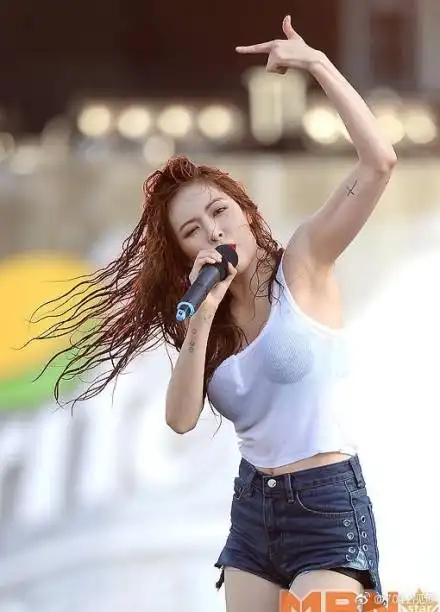 "内衣女王"金泫雅的"湿身play",网友:若隐若现好诱人