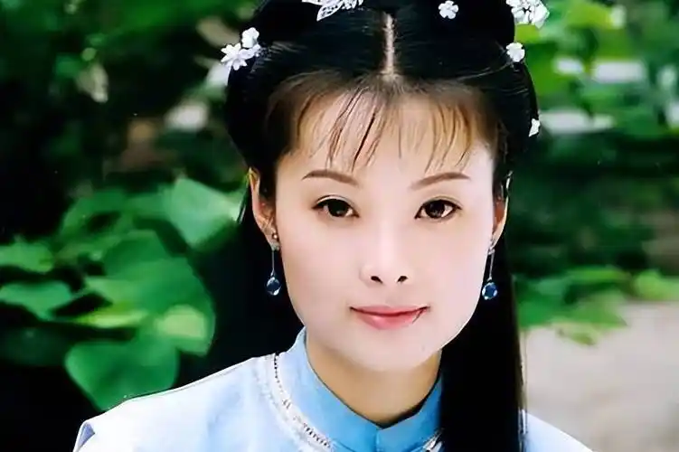 49岁袁立现身石材厂,戴黄金珍珠首饰素颜模样比年轻时有很大改变-娱乐