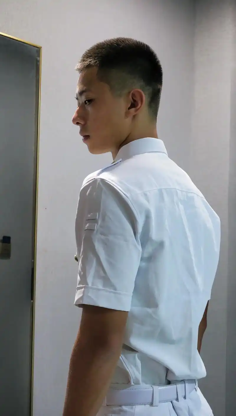 做男朋友的很多样子#反差 #寸头#欧豪#军装 #寸头 - 抖音