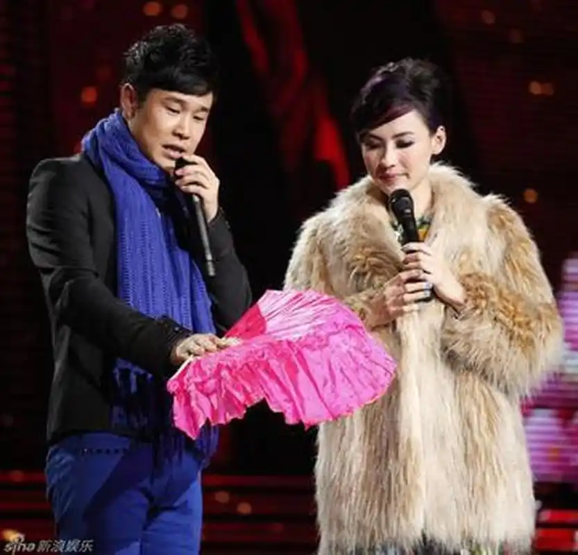 有一次晚会中,张柏芝和小沈阳一起同台献唱《爱上了你》,两人合作得