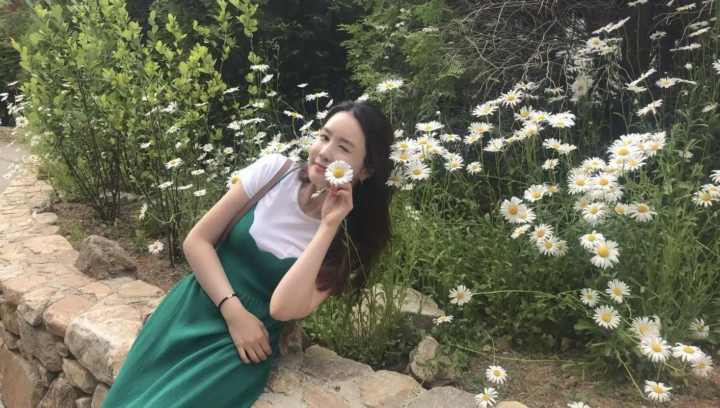 原创李多海终于晒美照t恤加吊带裙三套穿搭清新甜美35岁依旧少女