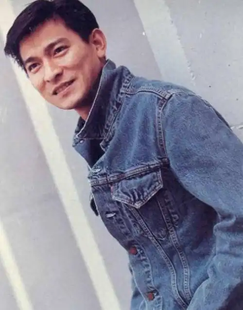 刘德华断崖式衰老满头白发啤酒肚明显网友泪镜该退休了