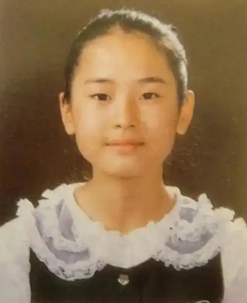 李多海也一样,我们看到的周幼琳已经是她整容之后的巅峰期了,小时候的