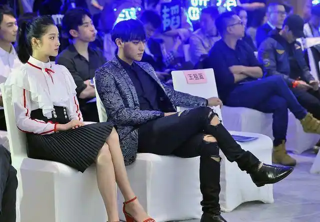黄子韬与鹿晗女友关晓彤同框 当天低头微笑好害羞!坐姿不同_网易订阅