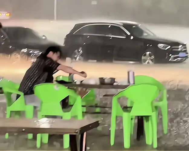 河南一男子在雨中喝酒倾盆大雨仍不离开网友有故事的人