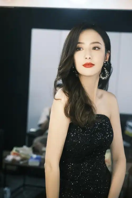 佟丽娅一袭黑色开叉鱼尾裙  搭配微卷长发婉约大气