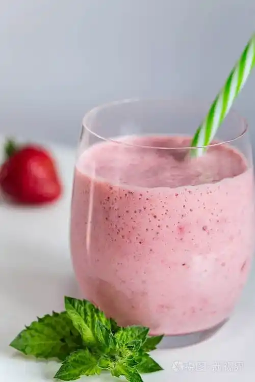 白色桌上的草莓薄荷酸奶冰沙