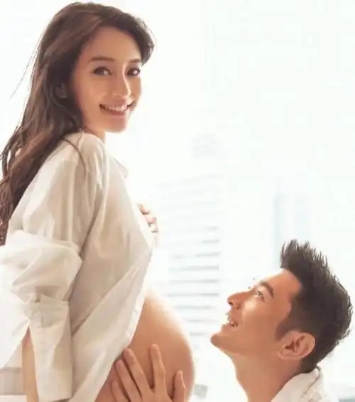 angelababyangelababy的孕照除了肚子隆起,其他地方几乎和没怀孕的没