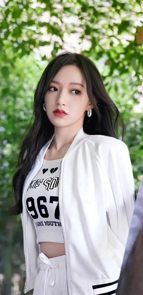 人间芭比程潇因上围丰满傲人被称奶潇碾压疯马秀lisa