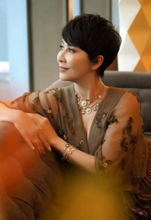 刘嘉玲才是顶级贵妇,穿刺绣裙配65万宝石项链,有仙气又有贵气