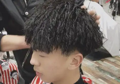 男生黑色锡纸烫蘑菇头短发发型头发少男生梳呆萌蘑菇头发型,侧边头发