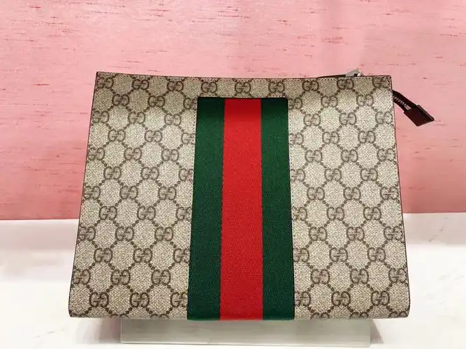 谁知道这款男士手拿包是gucci的哪个系列