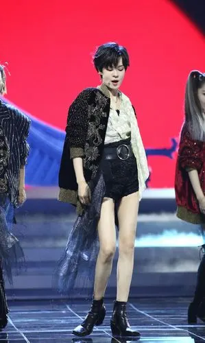 郁可唯好高调,穿黑色短裤配短靴,衬得"漫画腿"更显白皙修长了