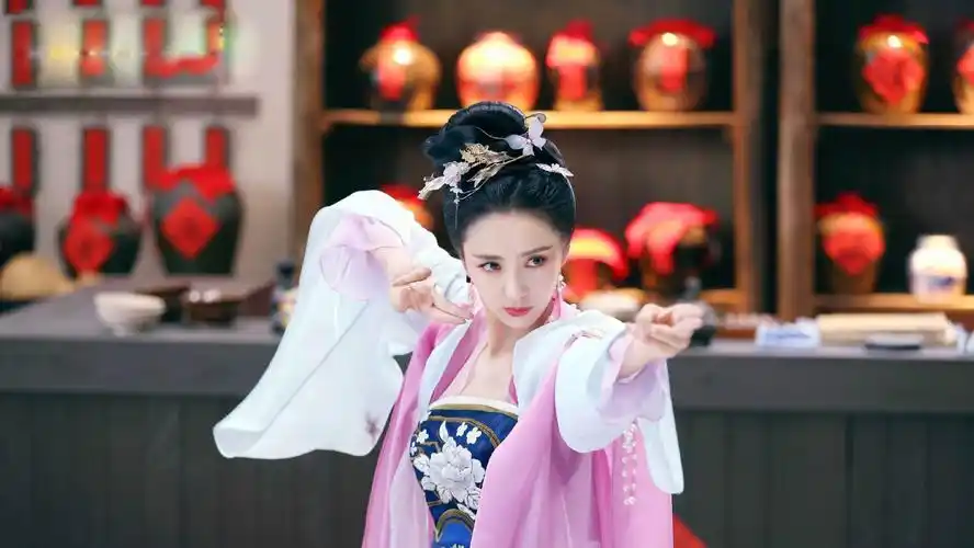 佟丽娅新古装造型粉蓝罗裳尽显娇俏一颦一笑间动人心魄