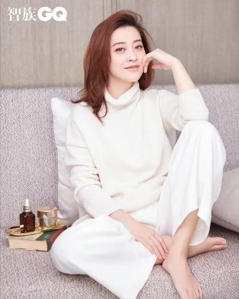 梅婷年轻时身材真丰满,一袭红裙凹凸感迷人,这巴掌腰没谁了