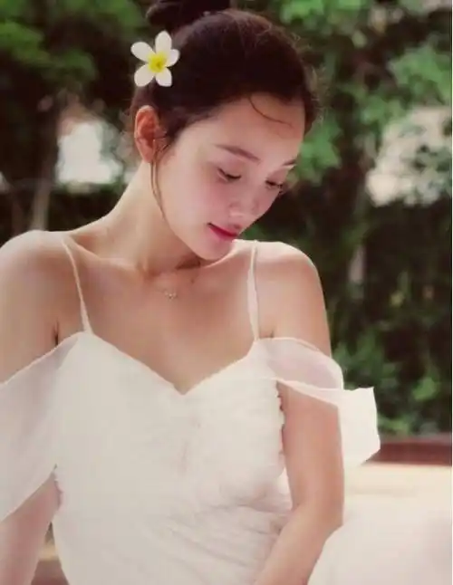 而接下来几张照片里,李小璐就如同仙子一般,当时李小璐的脸不会显得