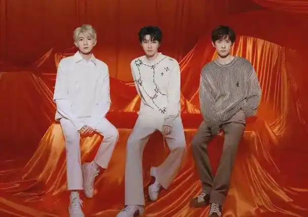 惊呆tfboys十周年演唱会蛋糕突然塌陷粉丝惊愕不已