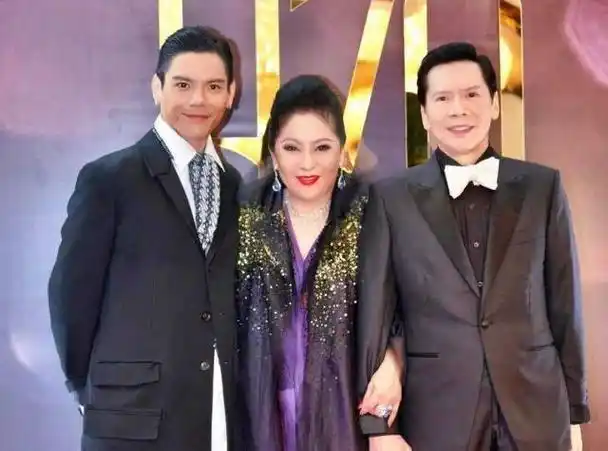 有人估算,向华强和他老婆的身家起码得有好几百亿呢.