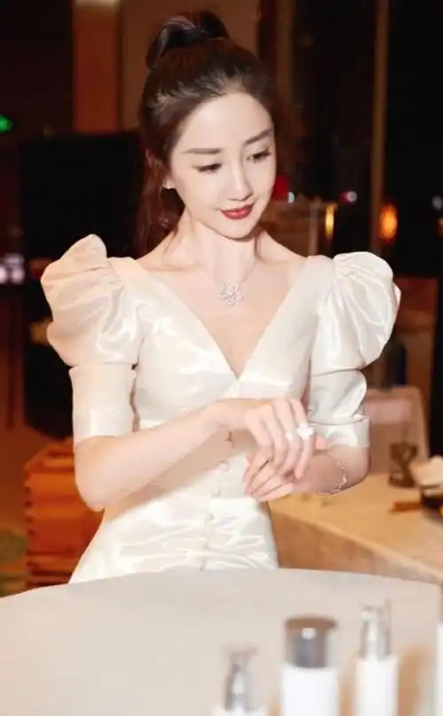 陈欣予一袭v领白色连衣裙亮相,女神气场全开,马尾卷发气质惊艳