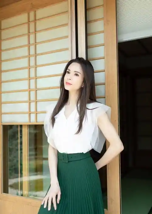 李若彤真是冻龄美女穿飞袖上衣配绿色百褶裙清新似少女