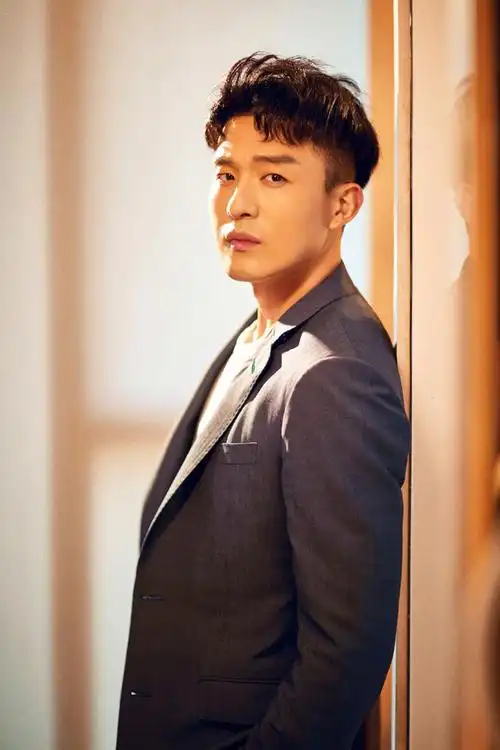 简介:孙艺洲《爱情公寓》发布会帅气图片,分享一组孙艺洲图片给大家