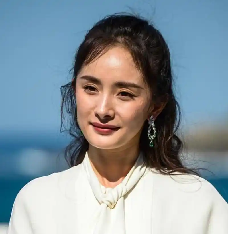 杨幂未修图照片曝光,与精修图有明显差距,网友:鼻子真的很抢镜