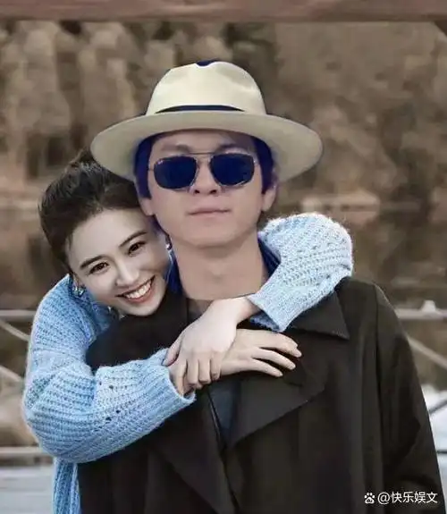 36岁马思纯与男友定居国外!一起看球赛感情好,戴着婚戒疑已结婚