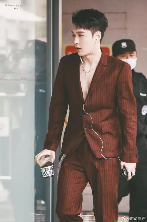 张艺兴酒红色西装