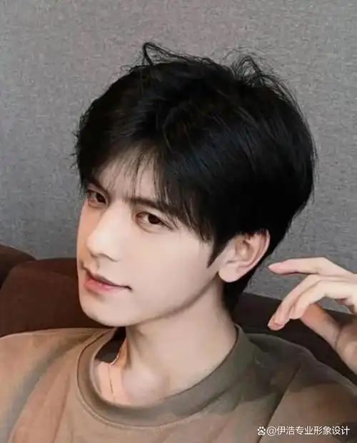 不过需要注意的是,头发少,自然卷发的男生不要选择碎盖头这种发型在烫