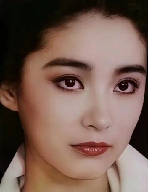 林青霞超话神采飞扬却不张扬,唯一一个集清纯,明艳,英气于一身的美貌