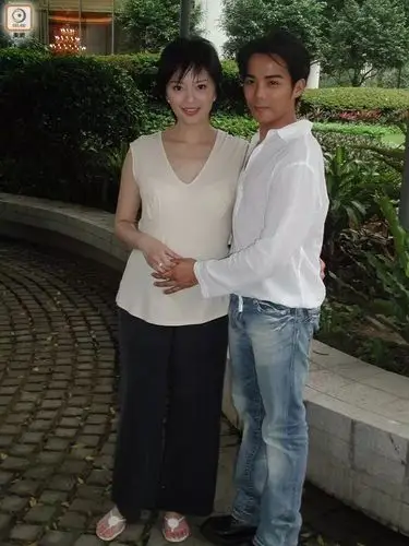 娱快讯 | 郑希怡晒线隔空色诱黄宗泽晒肌,视后李佳芯买阿婆bra够贴地