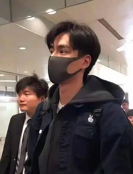 胡一天生图头身比超棒,脸好小人群中最瞩目,网友:简直是巨人_感觉