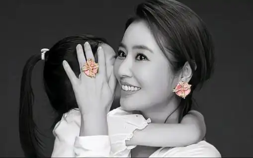 林心如带女儿做公益被骂惨!6岁小海豚肉嘟嘟,和生日照变化大!