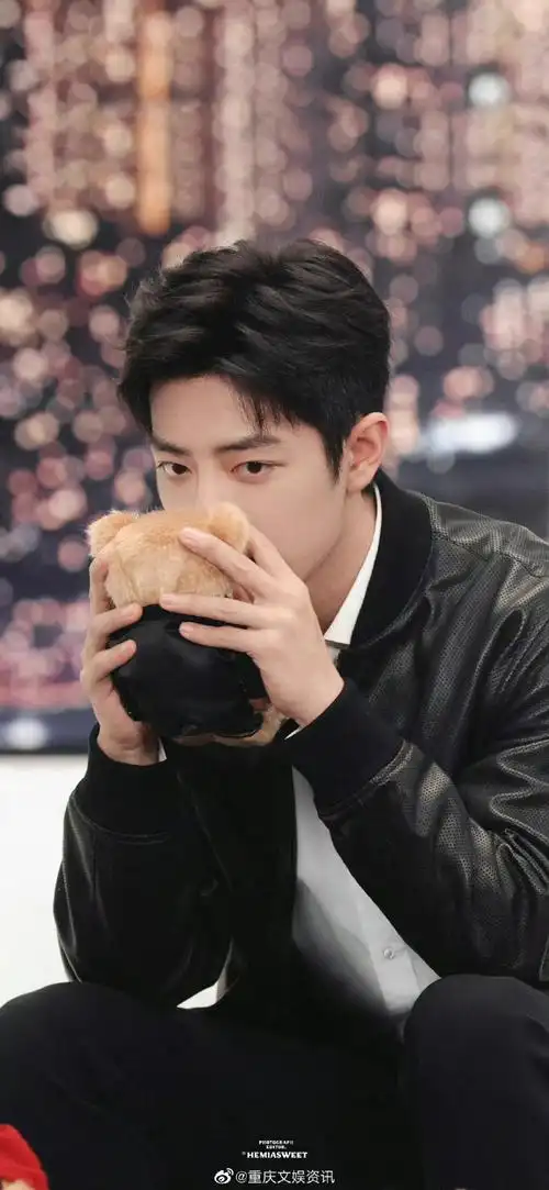 肖战黑色皮衣白衬衫造型