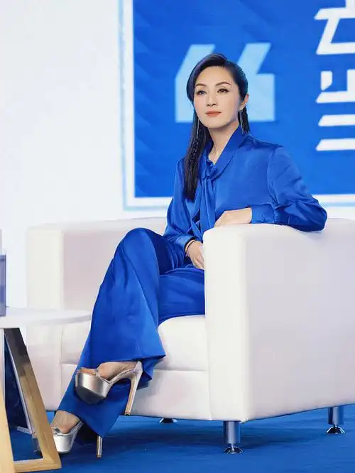 组图:杨千嬅长发造型显温柔优雅 蓝色缎面套装简约干练_高清图集_新浪