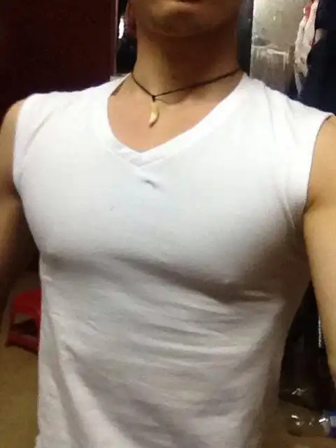 胸部大,穿什么衣服都好看,可是我胸部好像在发育一样,渐渐变大,天天