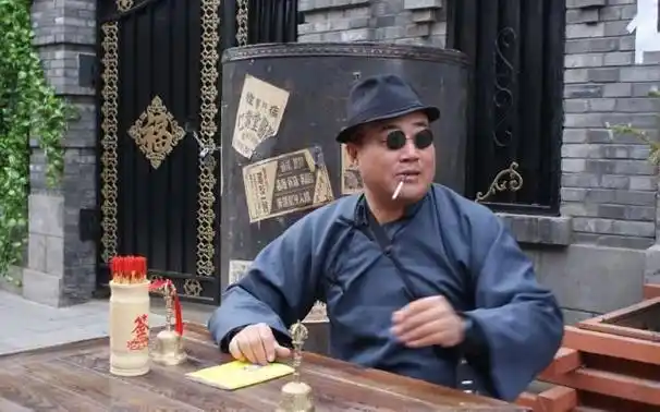 两个算命先生抢生意, 好心人相劝险丧命, 结果一个断腿一个遭瘫痪