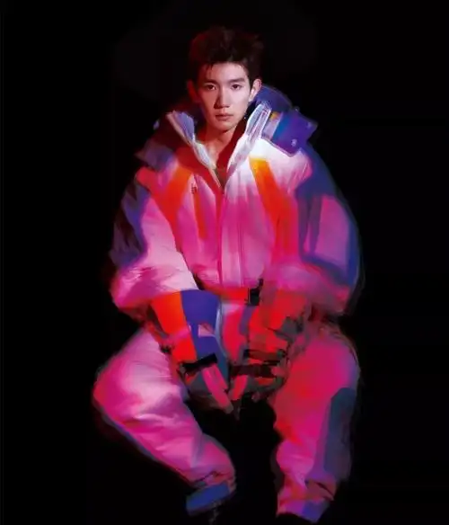 19岁王源登《红秀》封面,硬朗有型,眼神超a