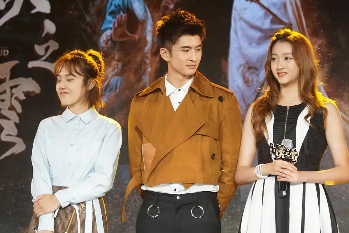 关晓彤和张云龙合作过吗?这个剧组看起来好欢乐呀[嘻嘻]!