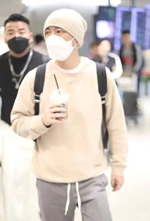 组图:张卫健穿卫衣戴线帽干净清爽又减龄 手拿咖啡一路淡定前行
