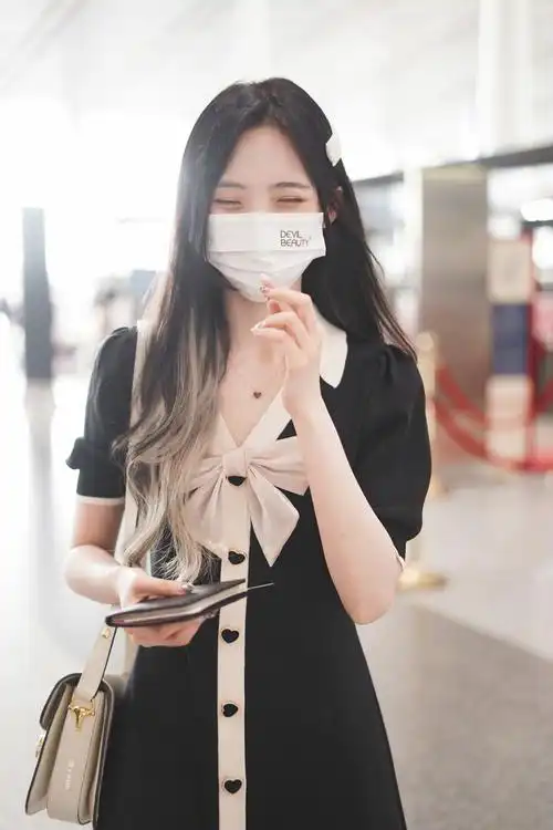 郑乃馨今日份机场饭拍 黑色连衣裙太淑女啦 笑起来眉眼弯弯……__财经