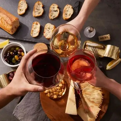 当时的古罗马人喝酒时互相碰杯,唯一的目的是为了防止对