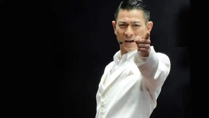 刘德华|模范爸爸参加女儿家长会,无一人追捧理会,网友:那可是刘德华!