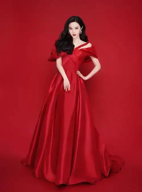 范冰冰美得无可挑剔!穿中国红长裙美艳大气,怼脸肌肤白到发光