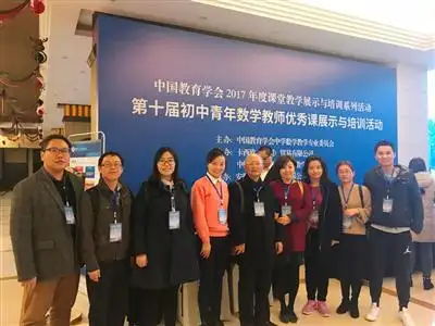 上海市代表普陀区梅陇中学的张玲玲老师,凭借扎实的教学功底,荣获全国