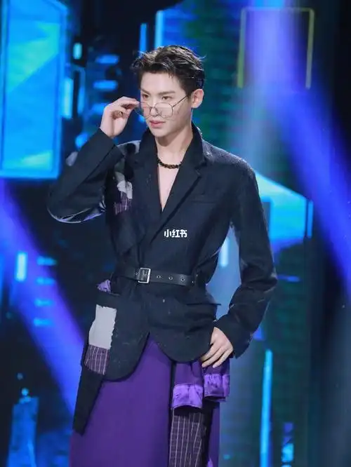 黄明昊湿发造型_黄明昊_娱乐_明星娱乐资讯