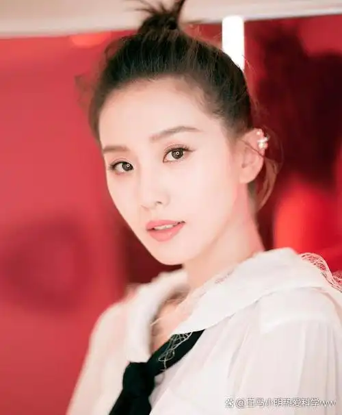 刘诗诗34岁惊艳!白衬高腰裙,细腰长腿夺目